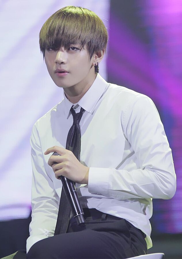 V Kim Tae hyung performing at the TRB in Taipei 04